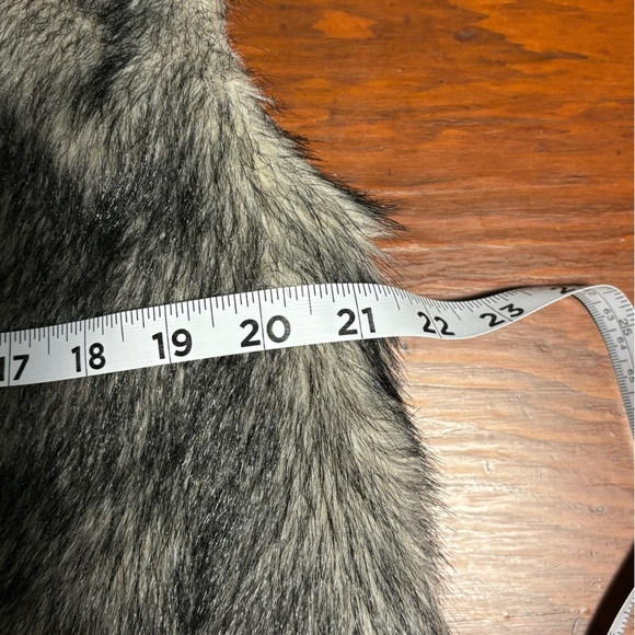 Women’s faux fur vest size L NWOT.  Made in Canada - Picture 7 of 8